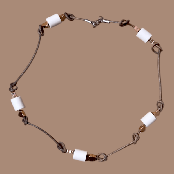 Herzensbrecher – Handgemachtes EM - Keramik - Halsband für stilvolle Hunde, robust und langlebig mit kleinen herzchen - Die StupsnaseHerzensbrecher – Handgemachtes EM - Keramik - Halsband für stilvolle Hunde, robust und langlebig mit kleinen herzchenHalskette gegen ZeckenDie StupsnaseHalskette gegen Zecken